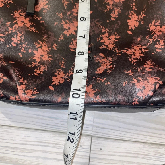 Simply Vera Remsen Crossbody Bag - Picture 12 of 13